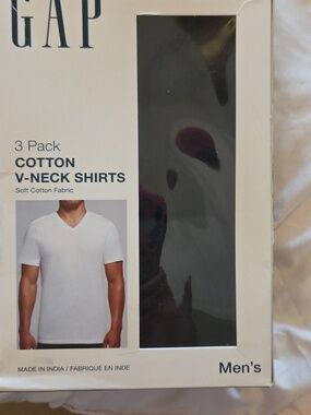 New In Box GAP Men's Black V-Neck Cotton T-Shirt (3 Pack)